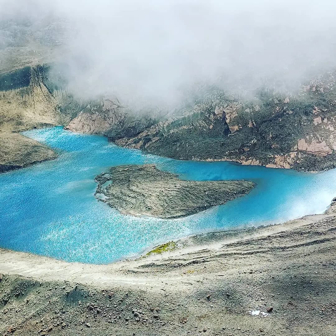 Lagunas turquesas dentro de un relieve rocoso y árido.