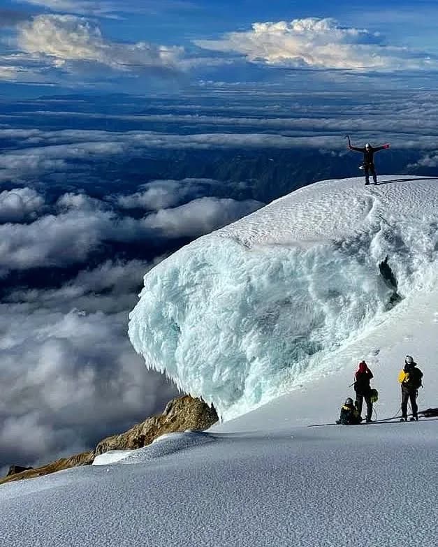 Lengua glaciar con montañistas caminando en su superficie.