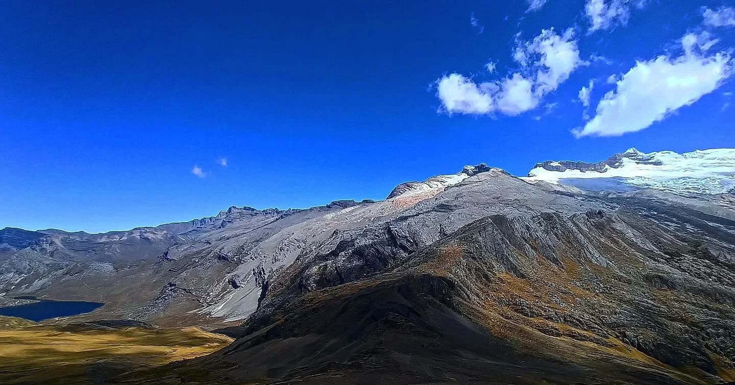 Paisaje montañoso árido bajo un cielo azul despejado.